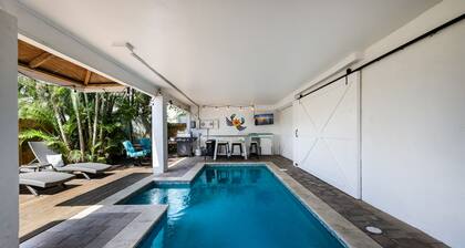 Renovated walk-up duplex with private pool & outdoor lounge - walk to beach
