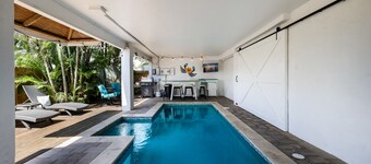 Renovated walk-up duplex with private pool & outdoor lounge - walk to beach