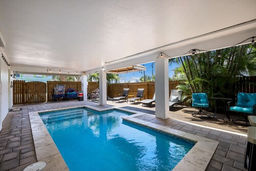 Renovated walk-up duplex with private pool & outdoor lounge - walk to beach