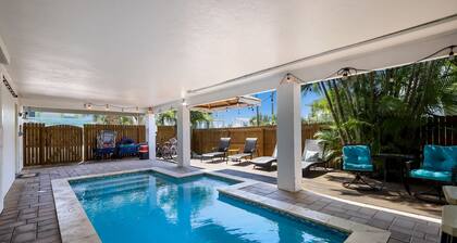 Renovated walk-up duplex with private pool & outdoor lounge - walk to beach