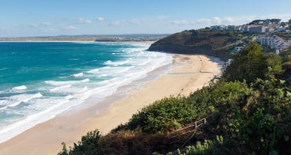 Modern 2 Bed Flat with Free Parking & a view from the balcony. Great location.