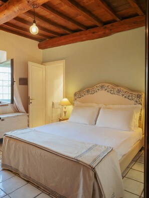 5 室のベッドルーム、デスク、アイロン / アイロン台、旅行用ベビーベッド