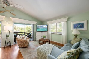 Smart TV, books, offices, computer monitors - Private Waterfront Oasis w/Heated Pool/Hot Tub & Dock, Close to Everything! (Naples)