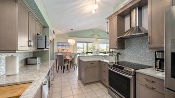 Frigorífic, microones, forn i placa de cuina