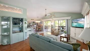 Smart TV, libros, oficina y monitor de computadora