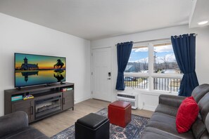 Fernseher, Kamin, Arbeitsbereiche