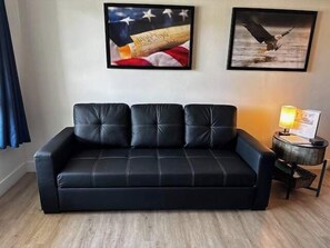 TV, fireplace, offices - 404 - Walk to Landing, Convention Center & Cox Med (Branson)