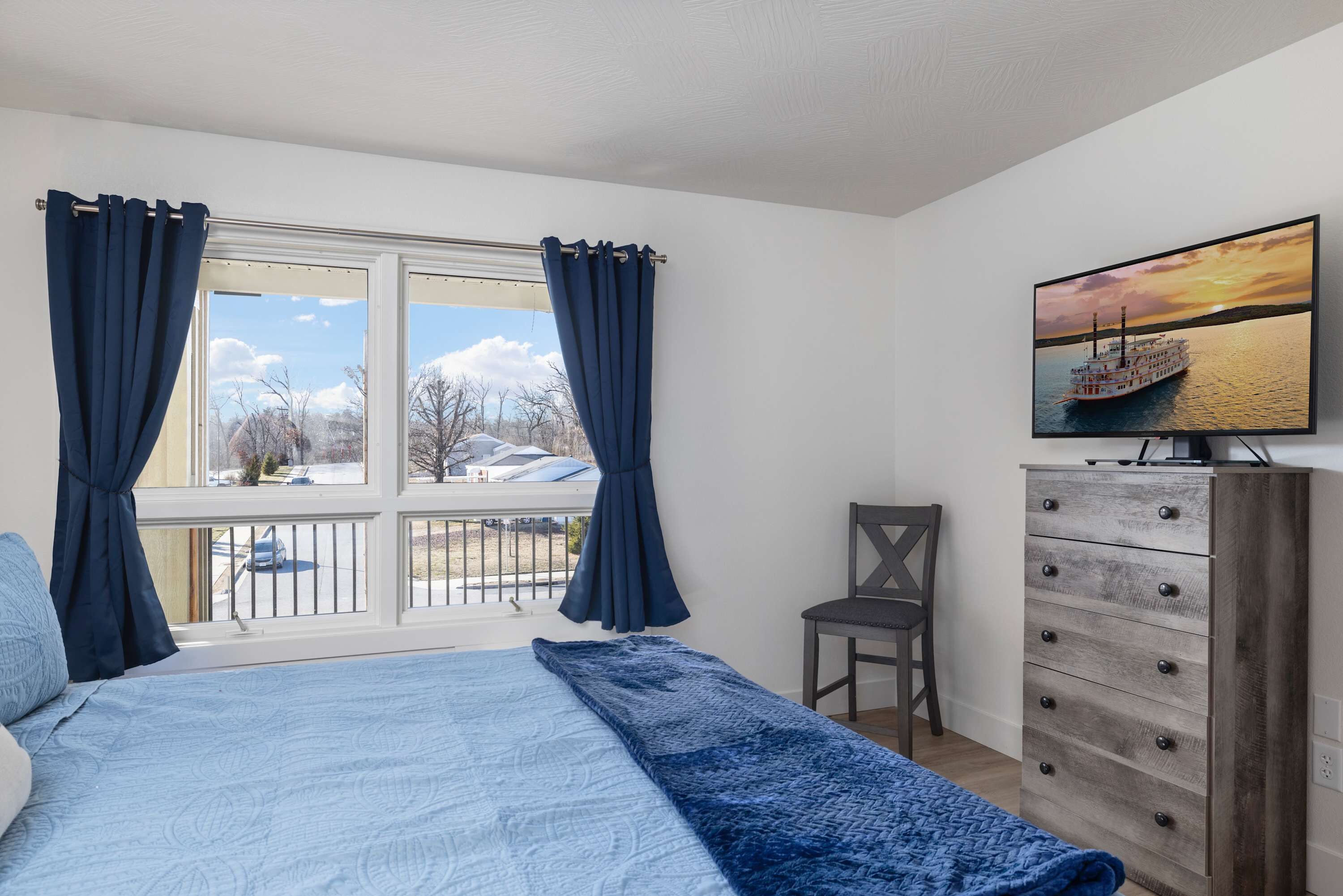 2 habitaciones, tabla de planchar con plancha, cuna de viaje y wifi 