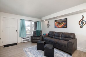 TV, offices - 308 Cozy, clean, Landing and Convention Center (Branson)