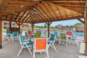 Outdoor dining - 308 Cozy, clean, Landing and Convention Center (Branson)