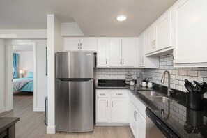 Fridge, microwave, oven, stovetop - 102-No stairs, Near Convention and The Landing (Branson)