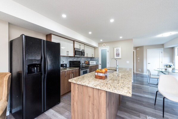 Kühlschrank, Mikrowelle, Ofen, Herdplatte