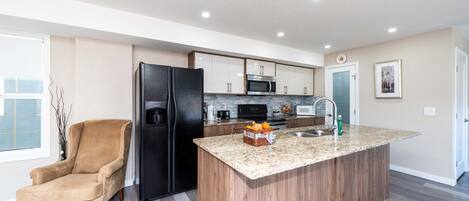 冷蔵庫、電子レンジ、オーブン、コンロ