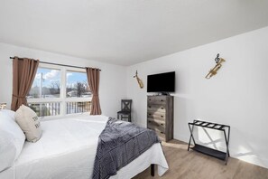 2 bedrooms, iron/ironing board, travel crib, WiFi - 406 - Walk to Convention Center & Landing (Branson)