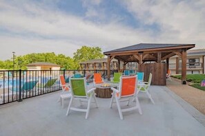 Outdoor dining - 406 - Walk to Convention Center & Landing (Branson)