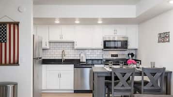 Refrigerador, microondas, horno y parrilla de estufa