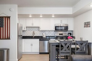 Kjøleskap, mikrobølgeovn, ovn og kokeplater