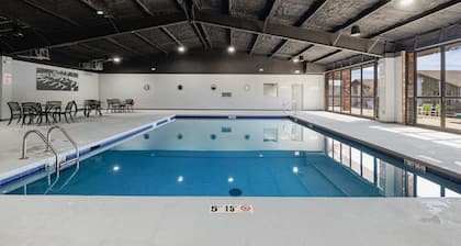 106-Walk to Downtown & Landing | Pools + No Stairs