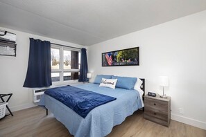 1 bedroom, iron/ironing board, travel cot, WiFi - 106-Walk to Downtown & Landing | Pools + No Stairs (Branson)