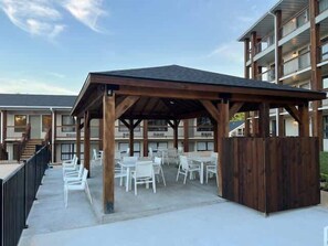 Outdoor dining - 106-Walk to Downtown & Landing | Pools + No Stairs (Branson)