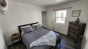 Skrivebord, strykejern/-brett, wi-fi (inkludert) og sengetøy