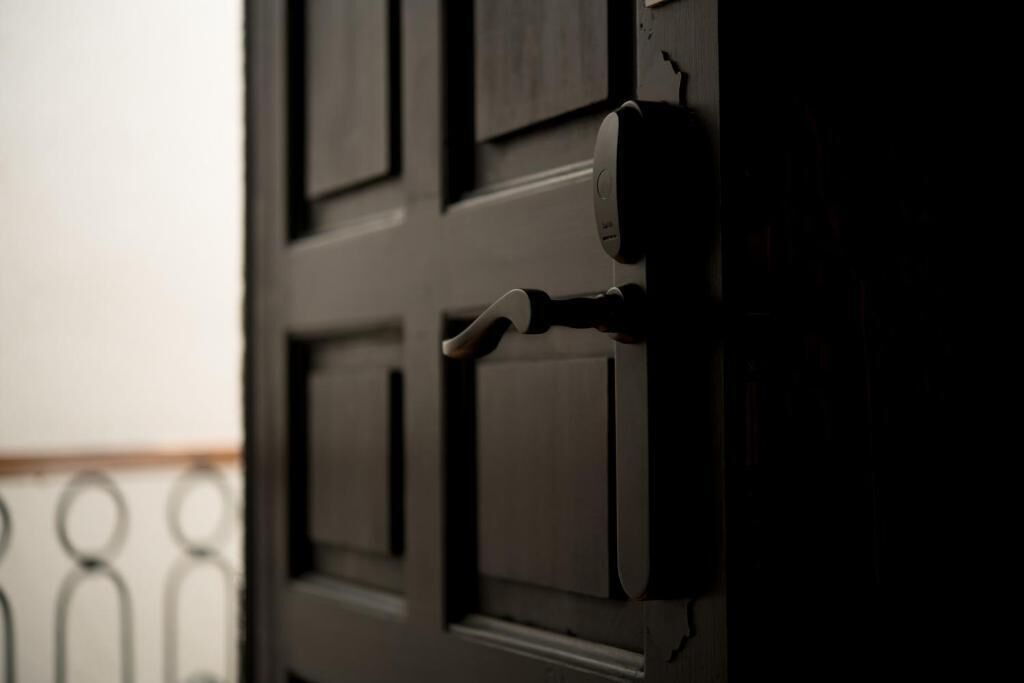 Une porte avec une serrure et un trou de serrure.