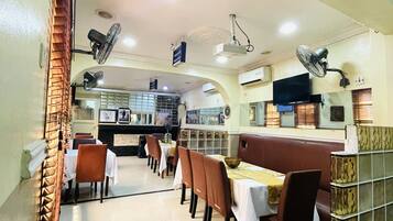 Free daily English breakfast