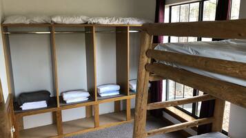 5 bedrooms, WiFi, bed sheets