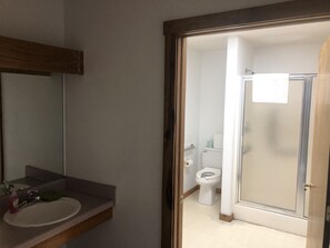 Een douche, handdoeken, toiletpapier
