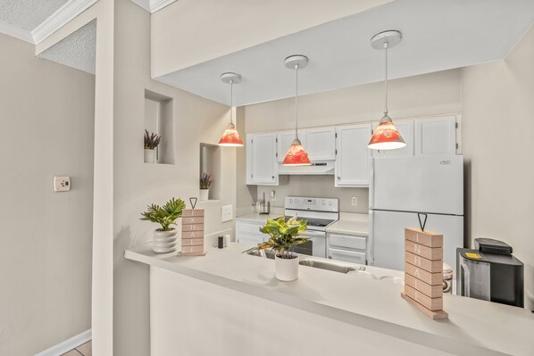 Microwave, oven, stovetop, dishwasher - Quant Downtown Columbia Apartment (Columbia)