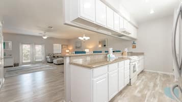 Refrigerador, microondas, parrilla de estufa y lavavajillas