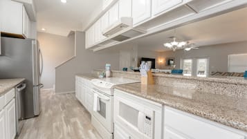 Refrigerador, microondas, parrilla de estufa y lavavajillas