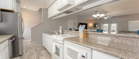 Réfrigérateur, four à micro-ondes, surface de cuisson, lave-vaisselle