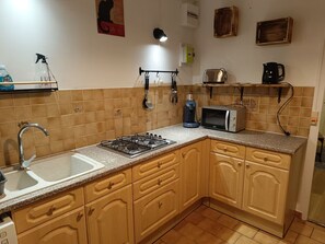 Kühlschrank, Mikrowelle, Ofen, Wasserkocher mit Kaffee-/Teezubehör