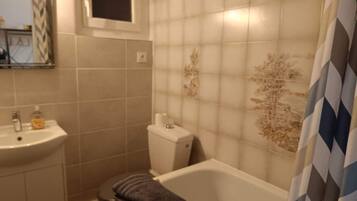 Ein Badezimmer mit Waschbecken, Toilette und Badewanne.