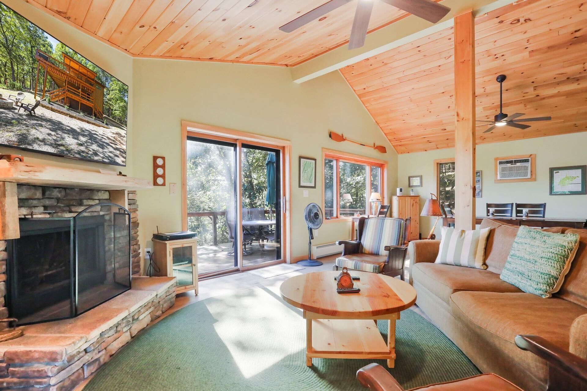 小屋, 多張床 (Camp Dancing Bears -Classic Retreat) | 起居區