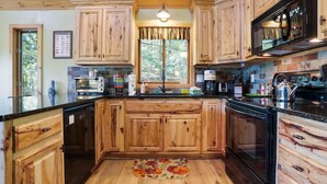 Cabane, plusieurs lits (Camp Dancing Bears -Classic Retreat) | Cuisine privée