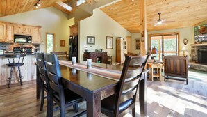 Cabane, plusieurs lits (Camp Dancing Bears -Classic Retreat) | Restauration