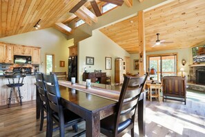 小屋, 多張床 (Camp Dancing Bears -Classic Retreat) | 用餐區