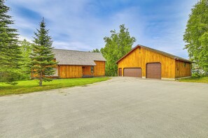 Exterior - Beautiful Wasilla Home Rental w/ Deck & Gas Grill! (Wasilla)