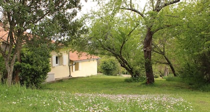 chambres d'hĂŽtes avec coin repas, au milieu des champs.