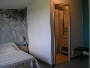 2 bedrooms, WiFi, bed sheets - Chambres D'hôtes Avec Coin Repas, au Milieu des Champs (Lectoure)