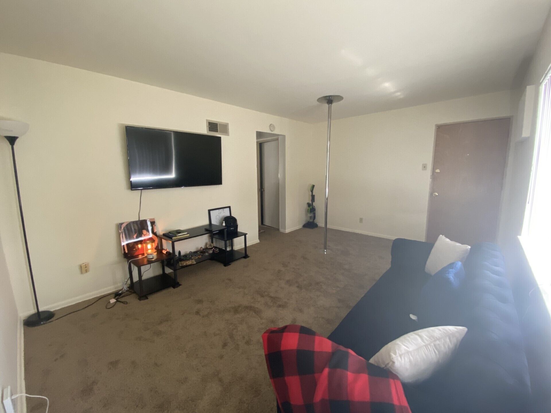 Quiet cozy apartment right off the highway! Next to 3 shopping plaza’s!