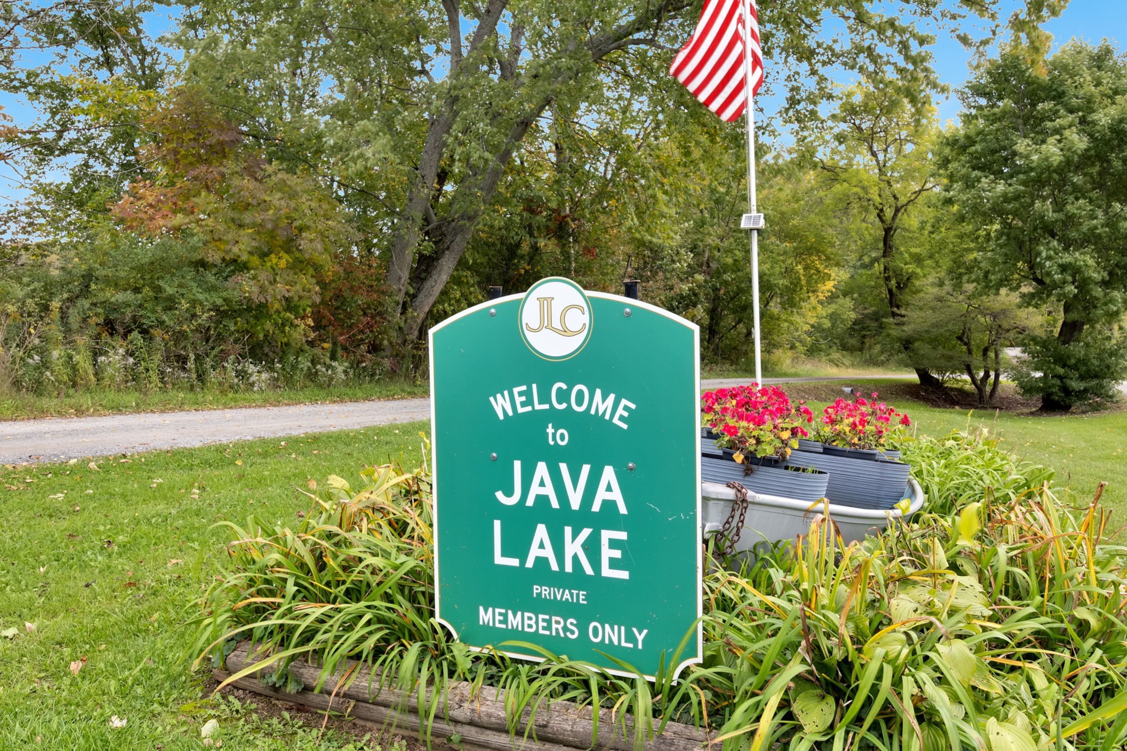 A welcome sign for Java Lake, indicating it is a private members-only area.