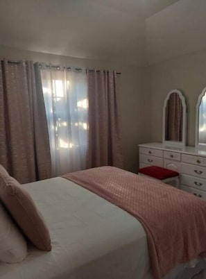 2 bedrooms, free WiFi - Cozy, relaxing home with modern amenities, high speed WI-FI & free parking  (Priory)