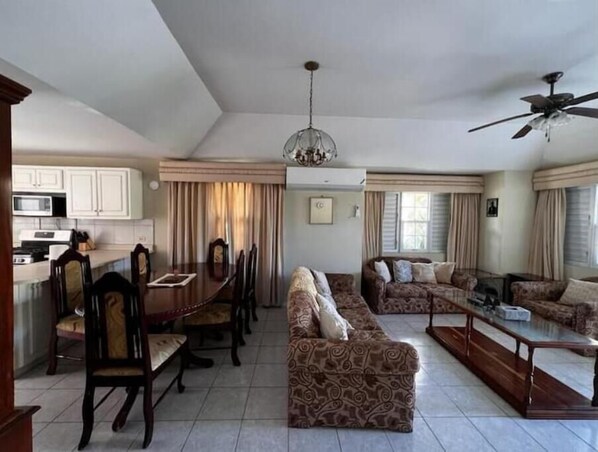 Smart TV - Cozy, relaxing home with modern amenities, high speed WI-FI & free parking (Priory)