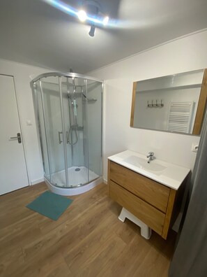 Dusche, Seife, Toilettenpapier
