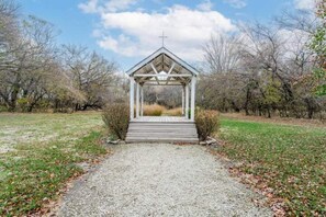 Property grounds - Cozy cabin retreat with private hot tub and breakfast (Mulvane)