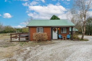 Exterior - Cozy cabin retreat with private hot tub and breakfast (Mulvane)