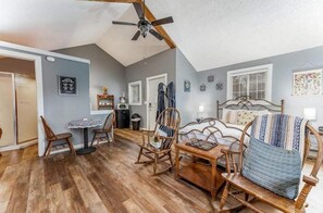 1 bedroom, bed sheets - Cozy cabin retreat with private hot tub and breakfast (Mulvane)